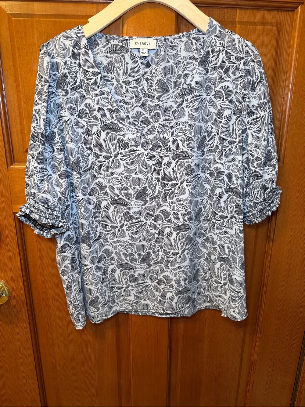 Evereve Black and White V-Neck Blouse XL